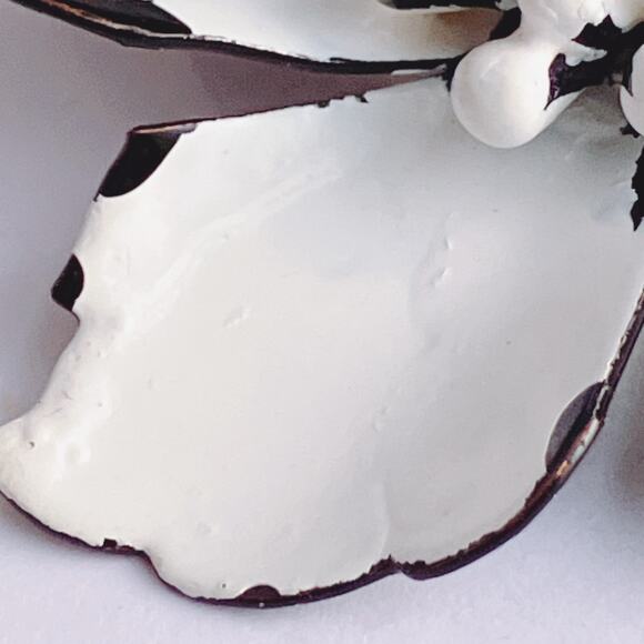 Vintage 1960s Brooch White Enamel Metal Mod Flower Black Edge Mid Century Pin - Picture 7 of 11